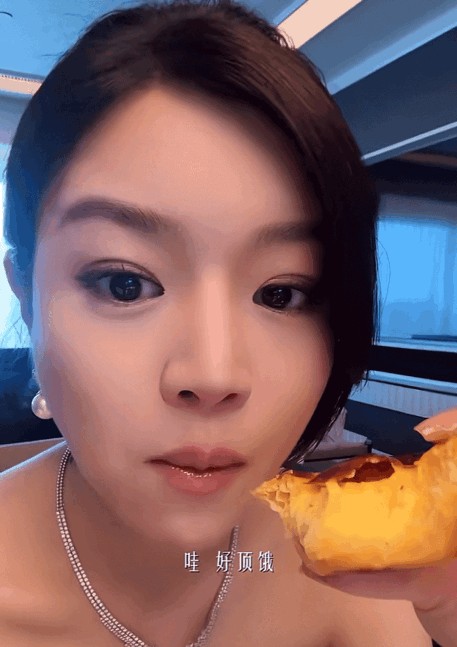 果然，人类的悲欢并不相通。刚刷到两个我很喜爱的女明星陈妍希和蒋欣截然不同的视频。