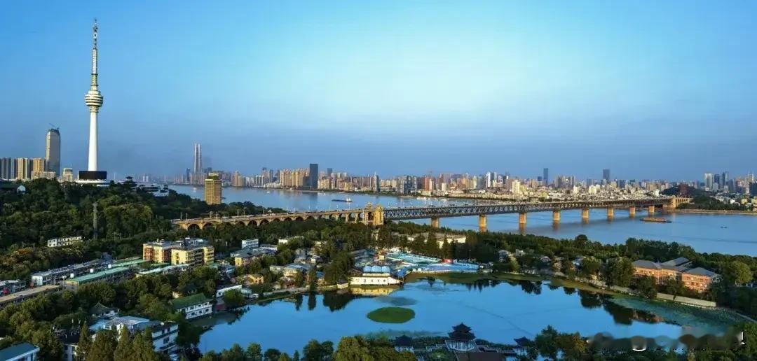 上海没有想到！北京也没有想到！2025年前三季度全国主要城市GDP排名，武汉竟然