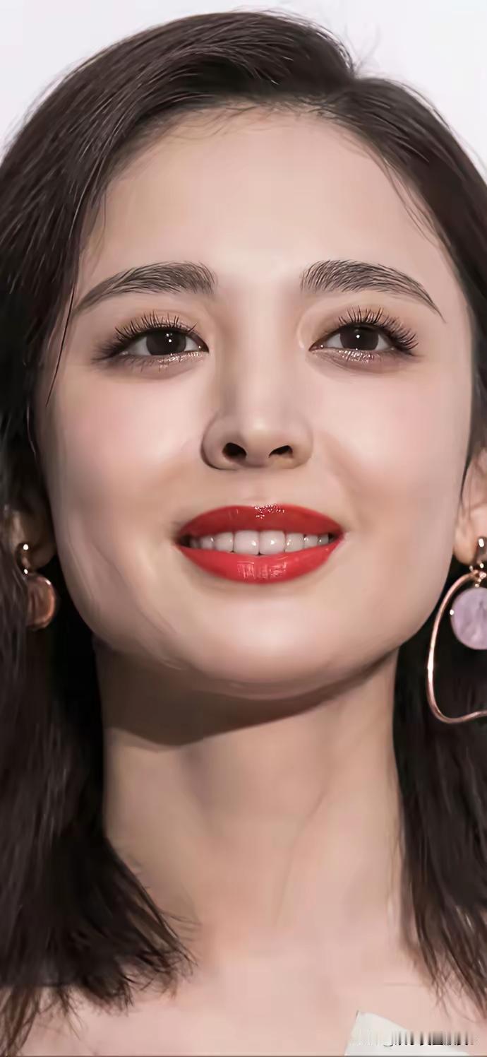 比来比去其实杨幂是我喜欢的长相，很乖巧，就是老被黑。