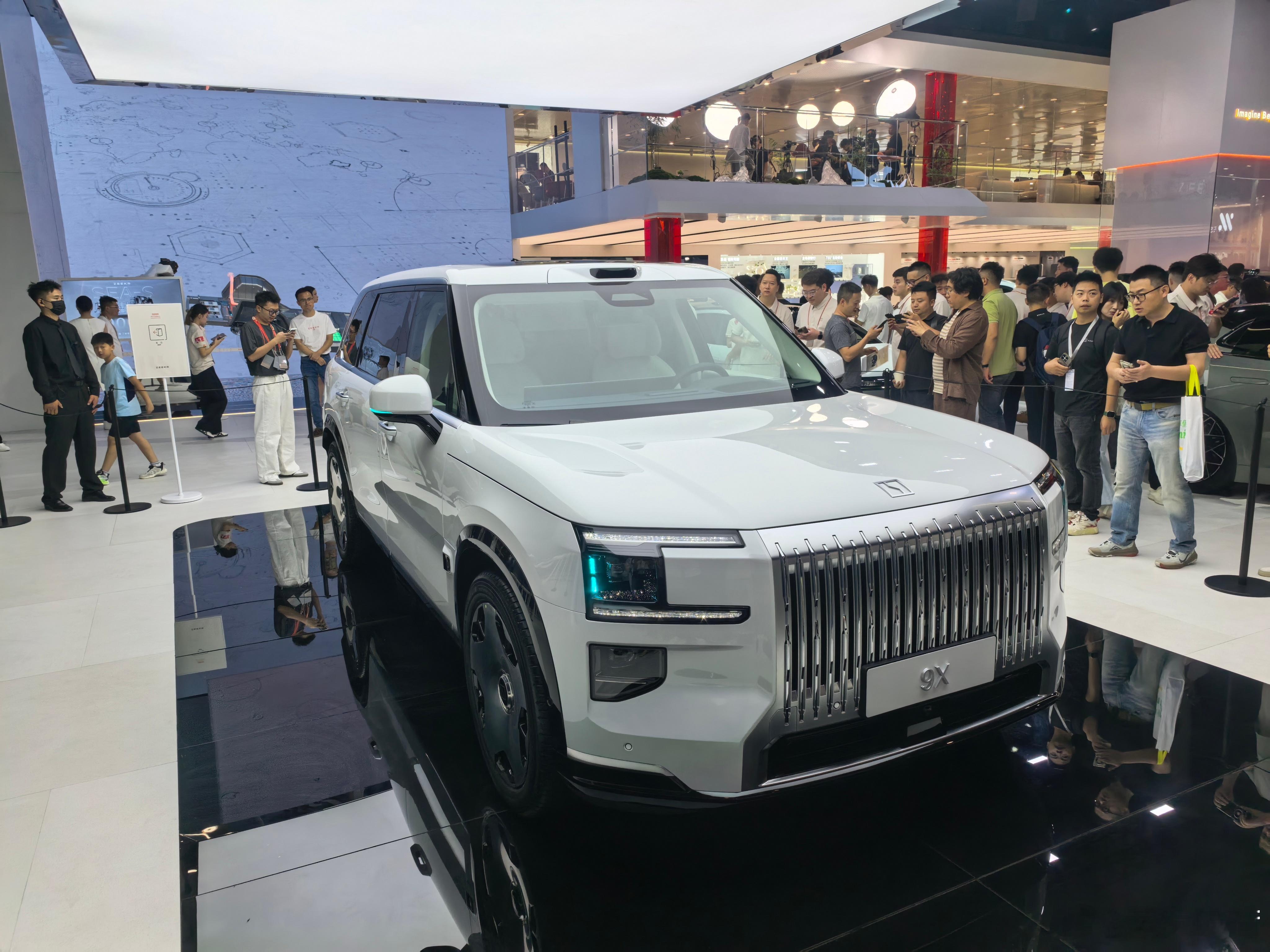 极氪9X座舱满级豪华突破想象实际看过这款实车，你才知道它的体量有多么大。现在大