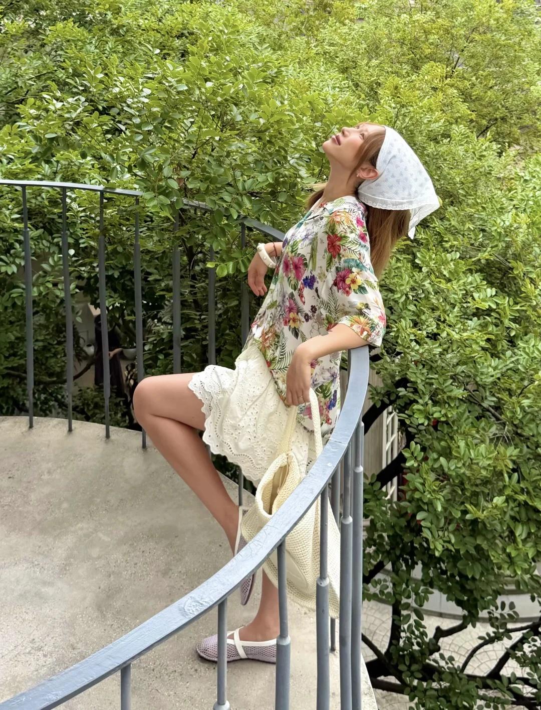 城市浪漫度假人💐夏日出逃计划从一身温柔又松弛的穿搭开始🌿复古印花衬