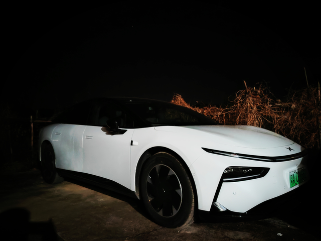 p7+侧面确实帅这谁的车那么帅，哦哦原来是我的大白p7+好家伙，经典熊猫配色永