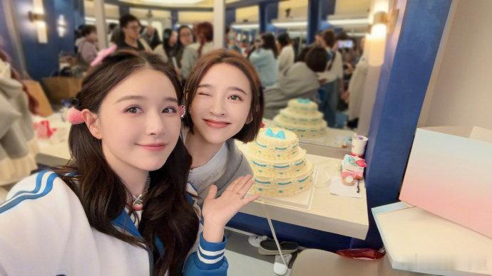 阚清子被浪姐宠成幸福小学生阚清子在姐姐们面前秒变小女孩阚清子生日plog来袭！