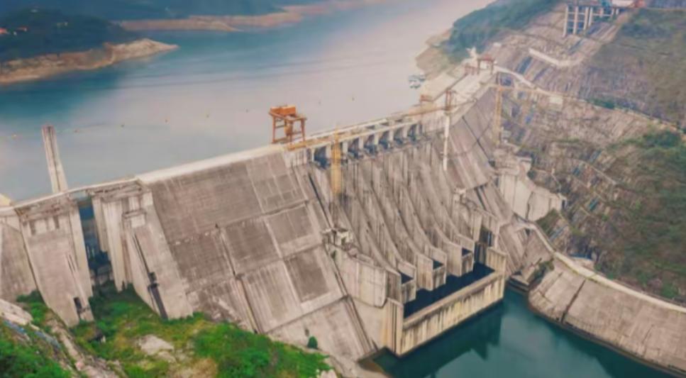 美国记者曾问金一南：“如果把中国2000亿的三峡大坝炸了，中国会怎么办？”金一南