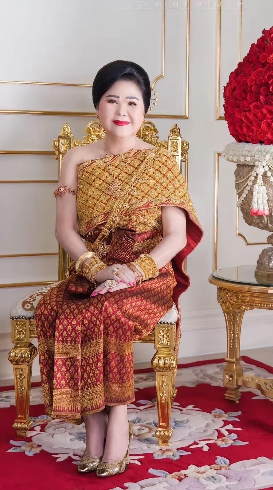 洪森太太文妮女亲王已经年过70了，怎么皮肤又白又嫩？比年轻人还粉嫩，脸上一丝皱纹