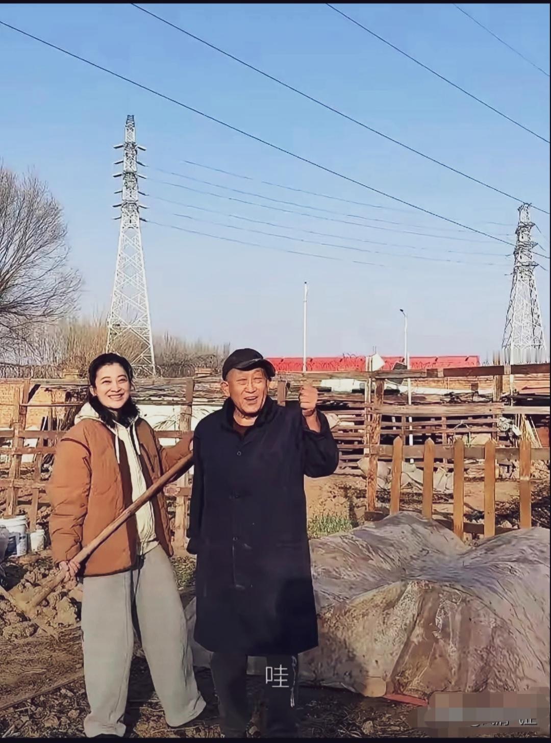 梅婷与公公一起种菜有说有笑的，闲暇之余一起种菜，吃的是绿色无公害的蔬菜。生活别提