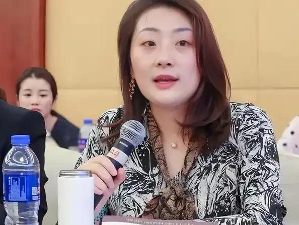 知名刑事律师公开支持宗馥莉！这名刑事律师叫崔波，在社交平台上拥有10万粉丝，他支