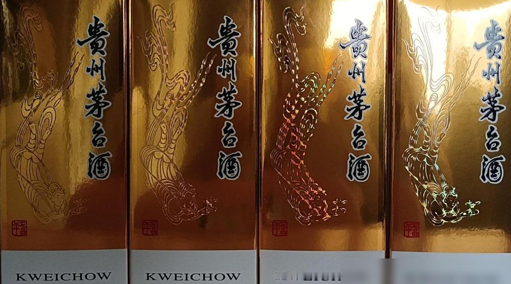 在山姆，有人直接搬走两箱茅台。我凑上去问：“多少钱？”他说1899，我顺嘴就接了