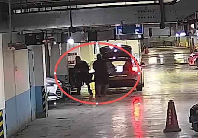 几个月没开过的百万跑车，车衣盖得严严实实停在地下车库，按理说应该很安全。可上海嘉