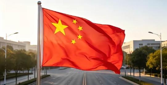 国庆节期到处人山人海，为何都不花钱了？ 今年国庆，火车站、景区、高速服务区，