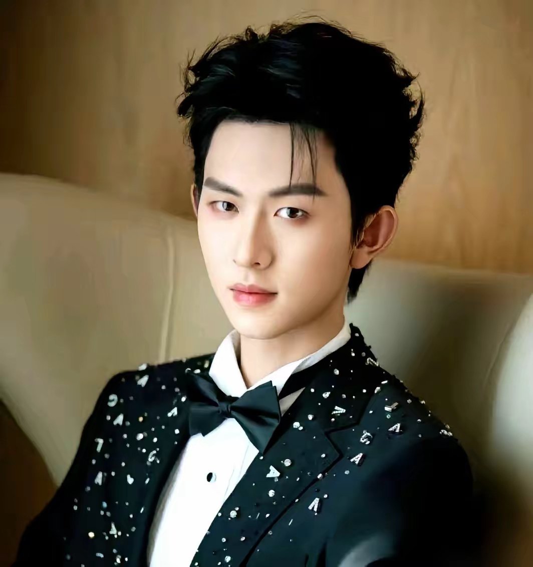 看到那个叫陈添祥的短剧演员，我震惊的不是他的演技。是他上的大学。中华女子学院，他