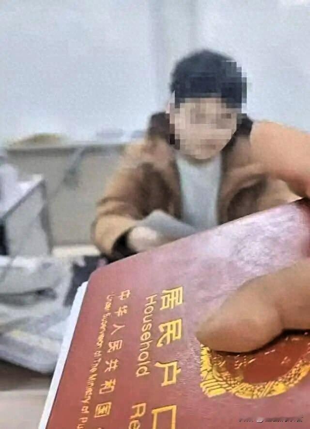 十五万存款成难题银行索要父子证明新规下路在何方年前刚送走父亲的伍先生，没