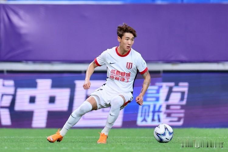 成都蓉城绝对是有温情俱乐部！在对待球队的有功之臣从来都是深情以待！在与