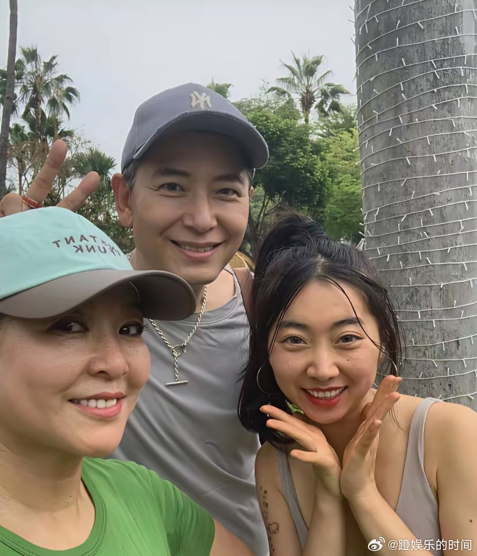 著名歌手戴军一直居住在泰国，他和李静在清迈的公园游玩跑步，生活过的很是惬意！过了