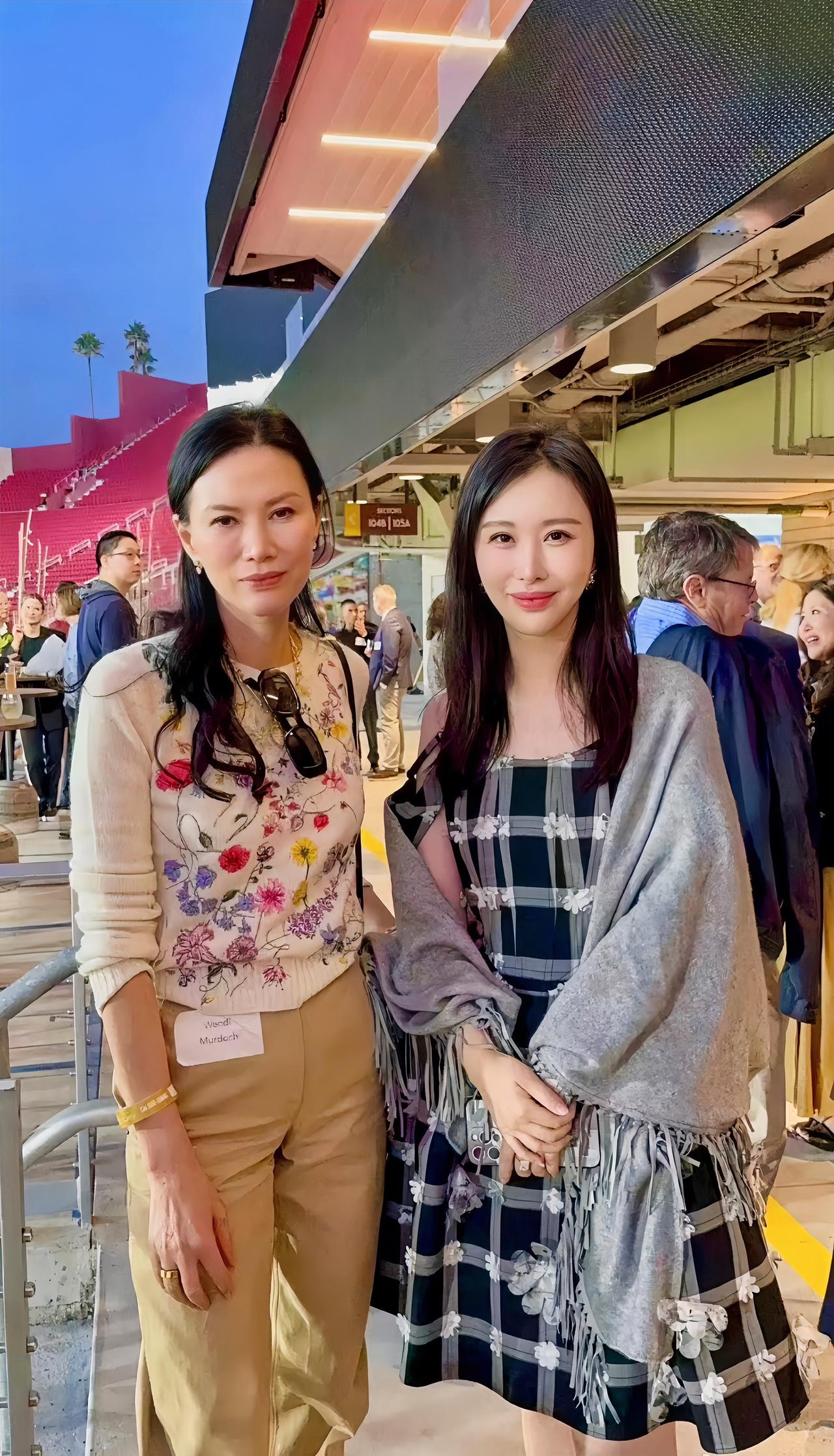 邓文迪与田朴珺昔日合影，同样是超级富婆，可以看出田朴珺在邓文迪面前，双手搭握在前