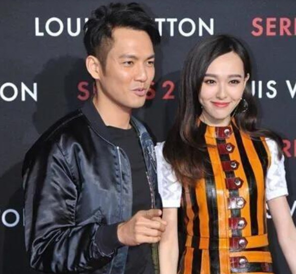 在一次活动中，主持人向钟汉良发问：“唐嫣长得这么漂亮，你跟她拍了那么多场吻戏，难