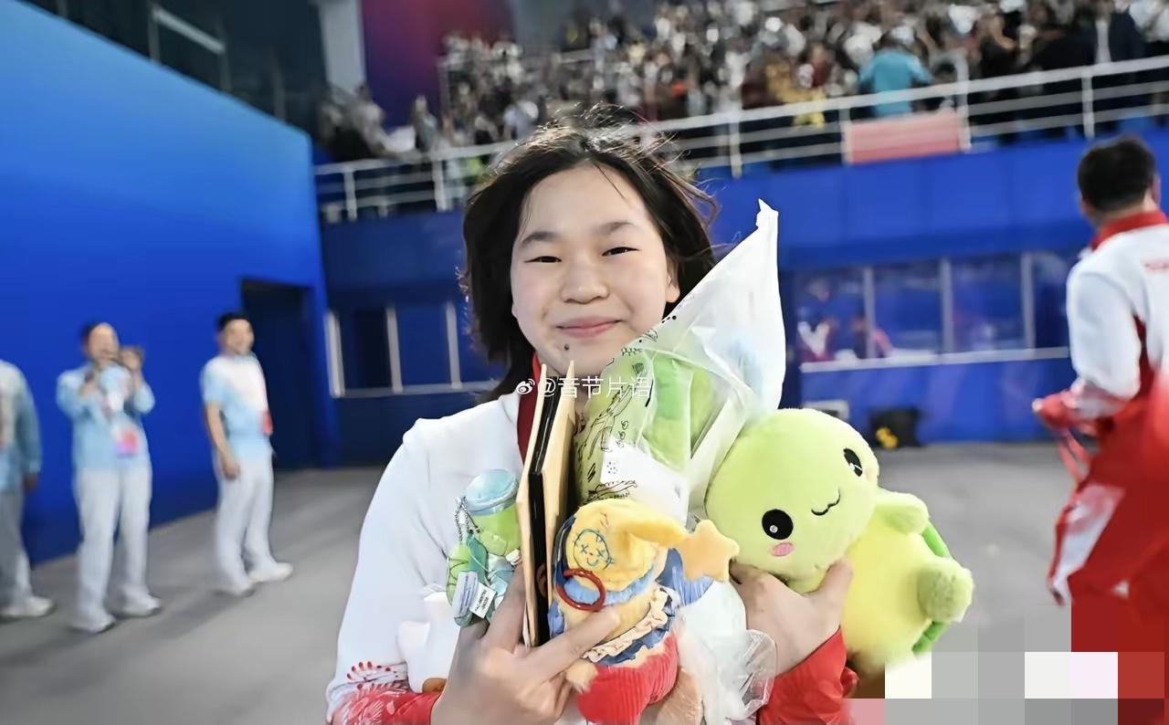 全红婵真幼稚，都满18岁了，还要这些娃娃。看全红婵比赛太有意思了，不仅能看到
