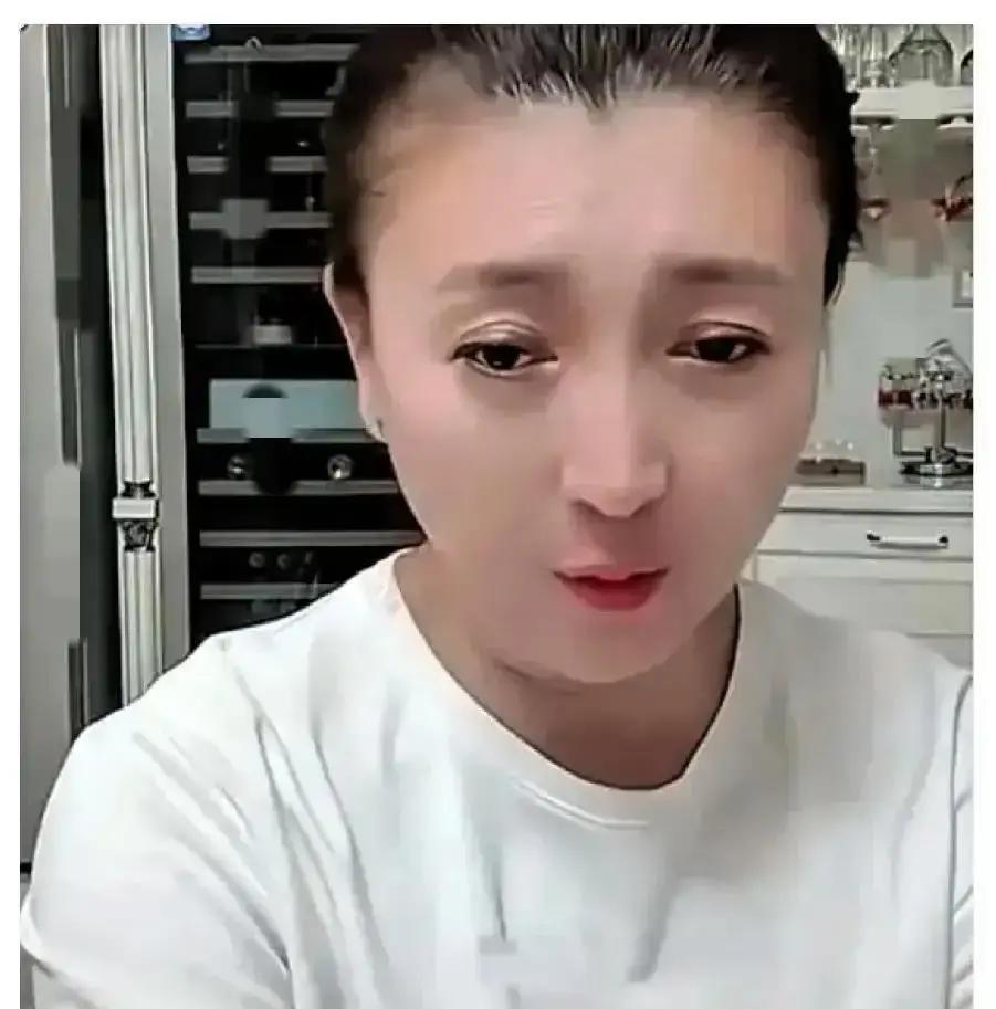 29块8买5斤大米，贵！直播间里，闫学晶刚报完价，弹幕就炸了。有人算了一笔