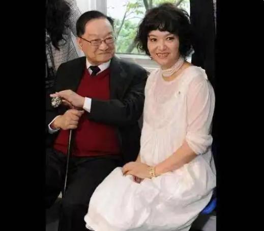 1976年，52岁的金庸爱上了16岁的林乐怡，和妻子提出离婚。妻子朱玫没有哭闹，