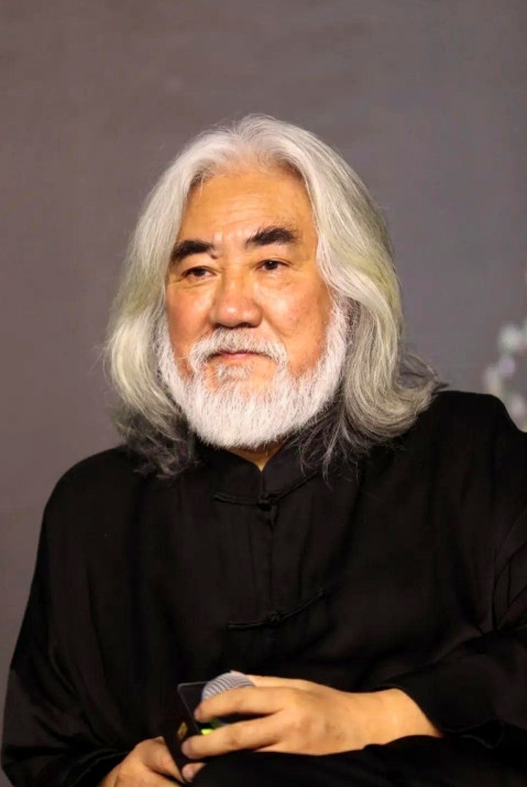 杜星霖再也狂不起来了，74岁的张纪中也露出了真实一面，一家人去逛环球影城。杜