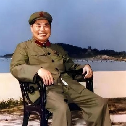 1990年，79岁的杨得志迎娶了55岁的石莉，新婚之夜，杨老将军握着石莉的手，郑