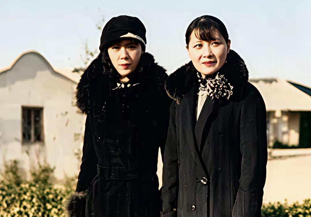 这是于凤至和宋美龄年轻时的罕见合影，都看看吧，那个时候都这么洋气的打扮，无疑是民