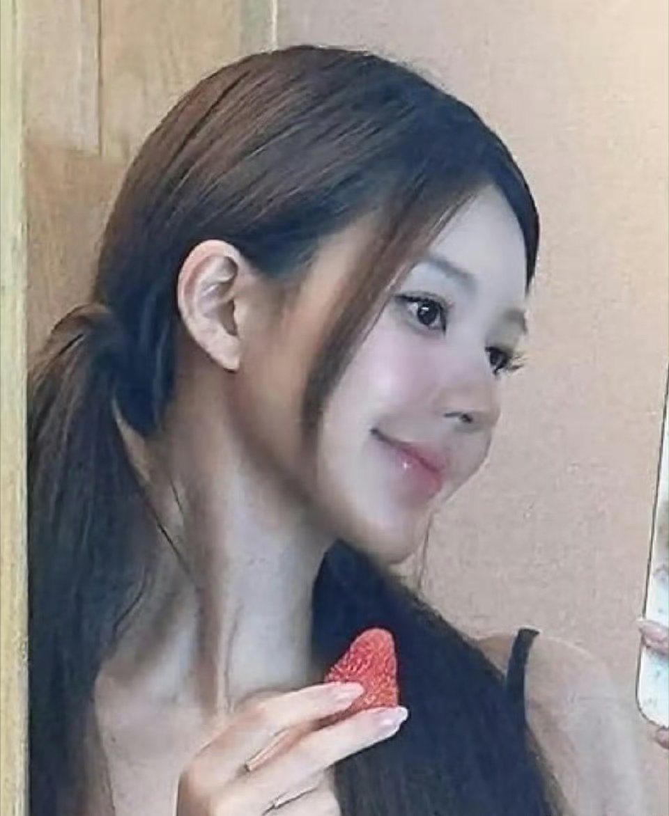 赵露思越发诡异的脸……