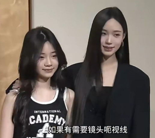 小S三个女儿，都亭亭玉立了。大女儿今天被拍到辣妹穿搭个性十足，二女儿和三女儿一