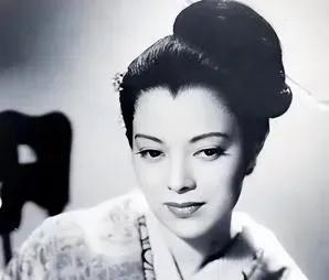 1945年，女汉奸李香兰将被执行枪决，谁料，临刑前她突然解开胸口扣子，从胸前掏出