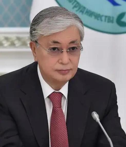 哈萨克斯坦这回真是把走钢丝玩成了极限运动，刚跟美日签完稀土大单没几天，自家运油的