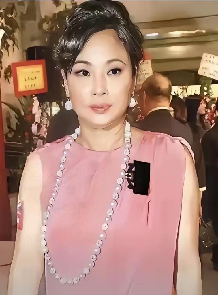 赌王三太陈婉珍还是输了，​不但输给了亲情，还输给了自己的格局。儿媳妇净身出户，
