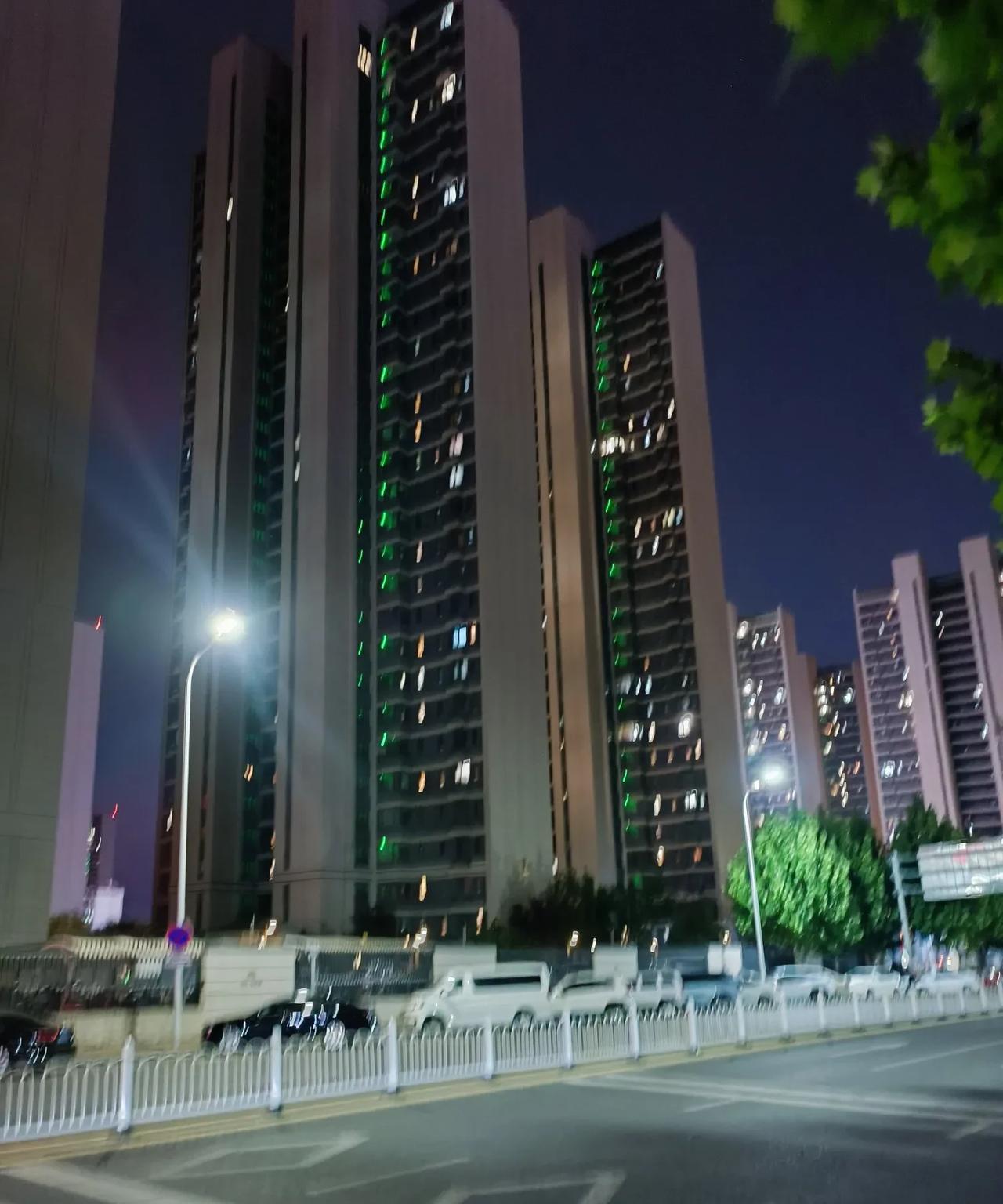 晚上8点钟，这个小区是我们这个片目前单价最高的一个楼盘。2019年的时候开盘，现