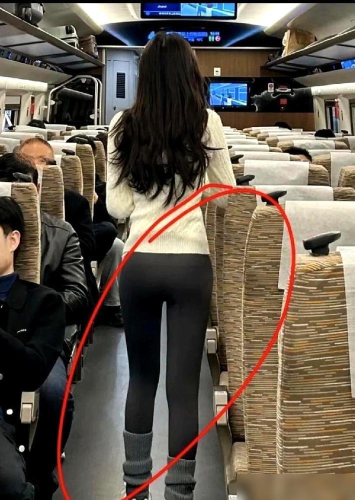 那条在高铁上消失的座椅缝隙，把周围人的假模假式震得稀碎。极度贴身的线条就那么