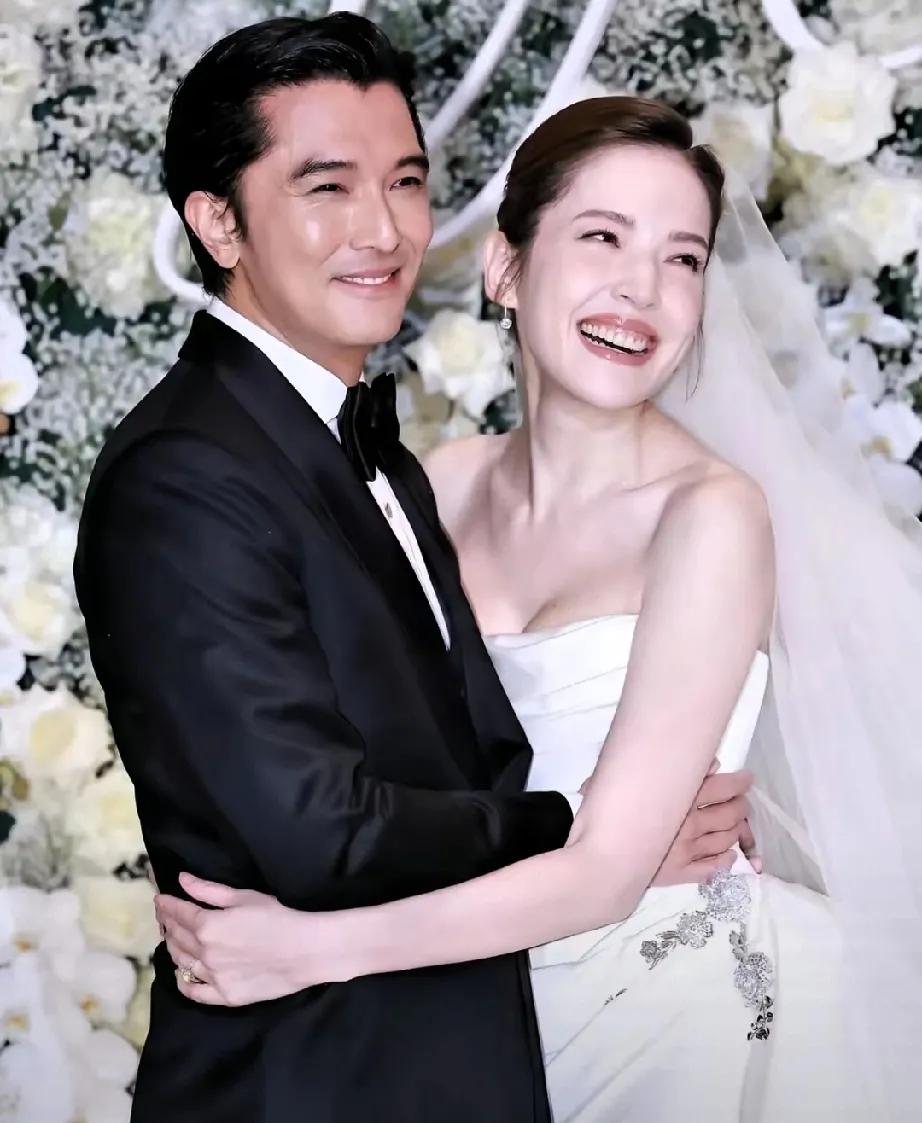 家人们速来吃糖！今天台北大婚的邱泽和许玮甯，简直是颜值界的天花板CP，顶帅配顶美