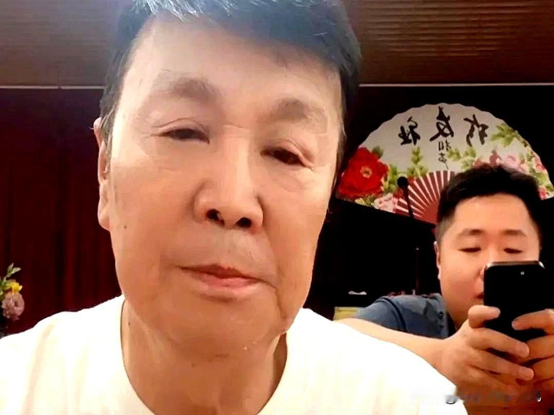 昨晚西安相声演员衡小珍的直播间炸了！有粉丝建议他让儿子拜师德云社，这位父亲脱