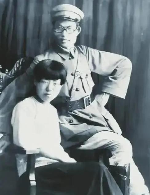 1940年，朱仲芷和萧劲光结束婚姻。签字的时候，朱仲芷忽然把六个孩子的名字清单递
