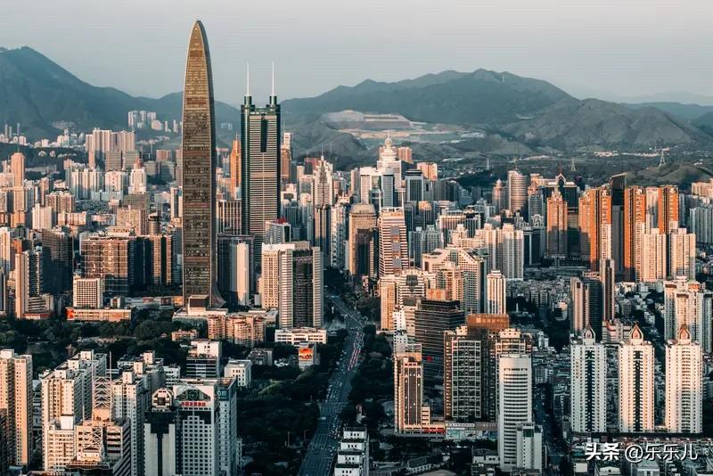 深圳房价：2021年是深圳房价顶峰，南山均价12万/㎡，如今只剩8.3万，每