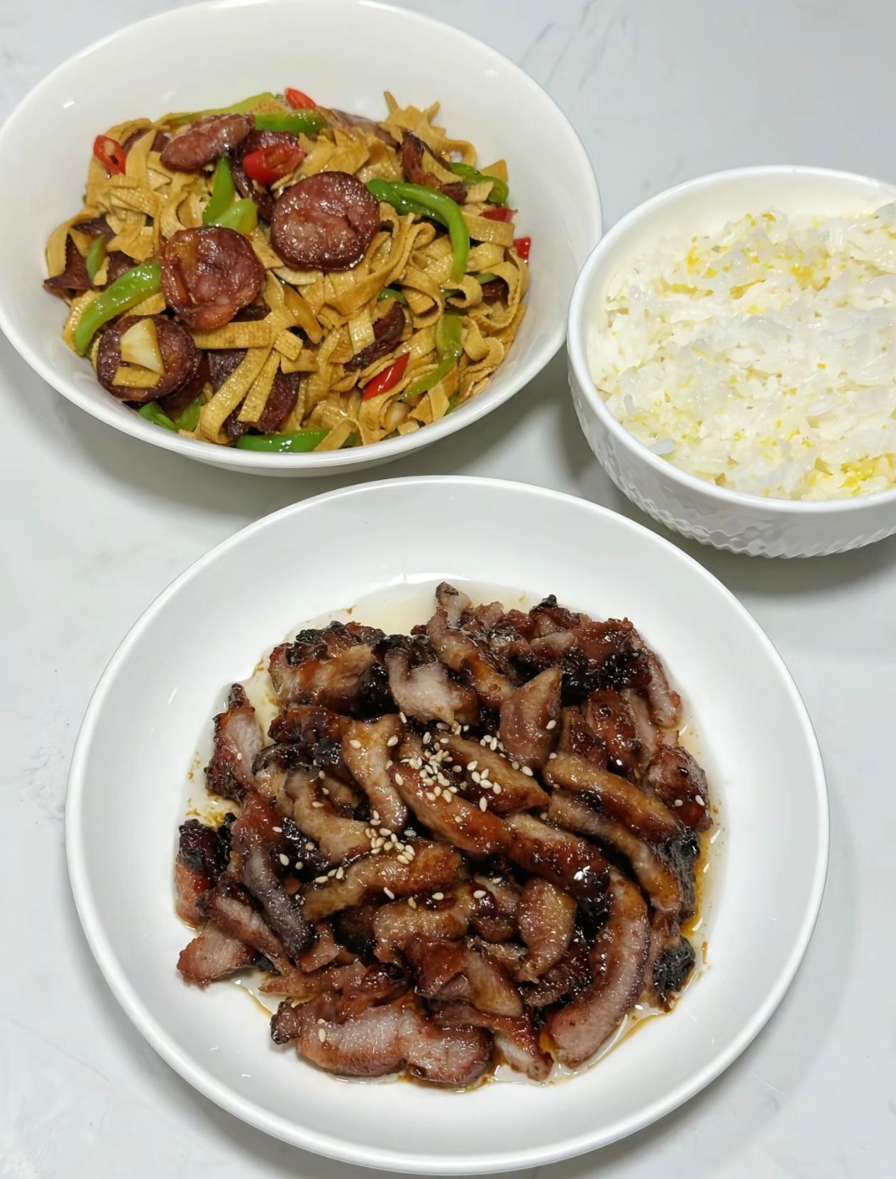 邻居丁老师是退休独居教师，子女常年在外，特意请保姆照顾他生活，之前换了好几任保姆