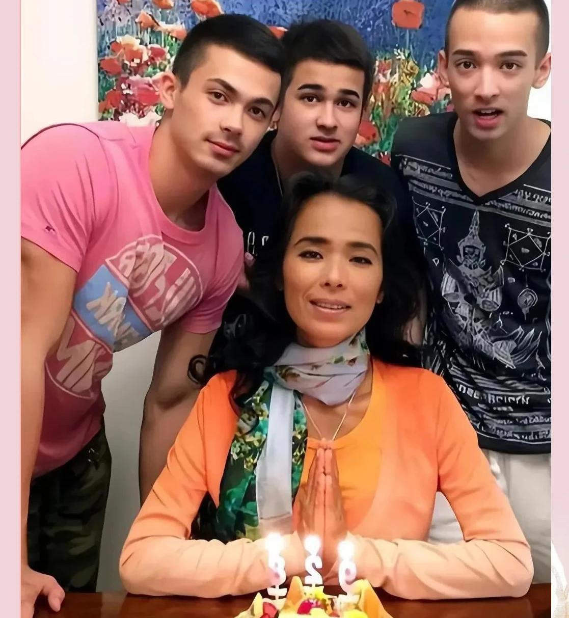 62岁韦唯生日现场堪称“人生赢家”名场面！三个混血儿子齐聚身旁，个个颜值出众、气