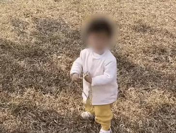 广东佛山一个2岁小丫头，在草地上随便捡了根“链子”，没想到竟是70克、价值约7万