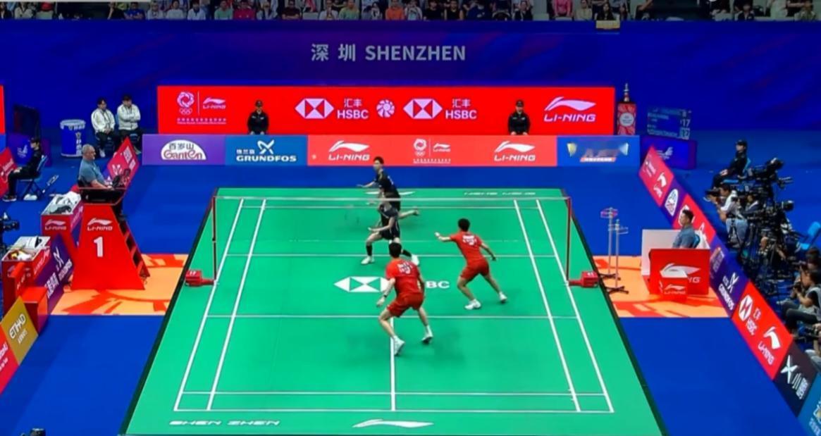 中国羽毛球大师赛首日比赛中，作为头号种子的冯彦哲/黄东萍在21：9较大优势先赢一