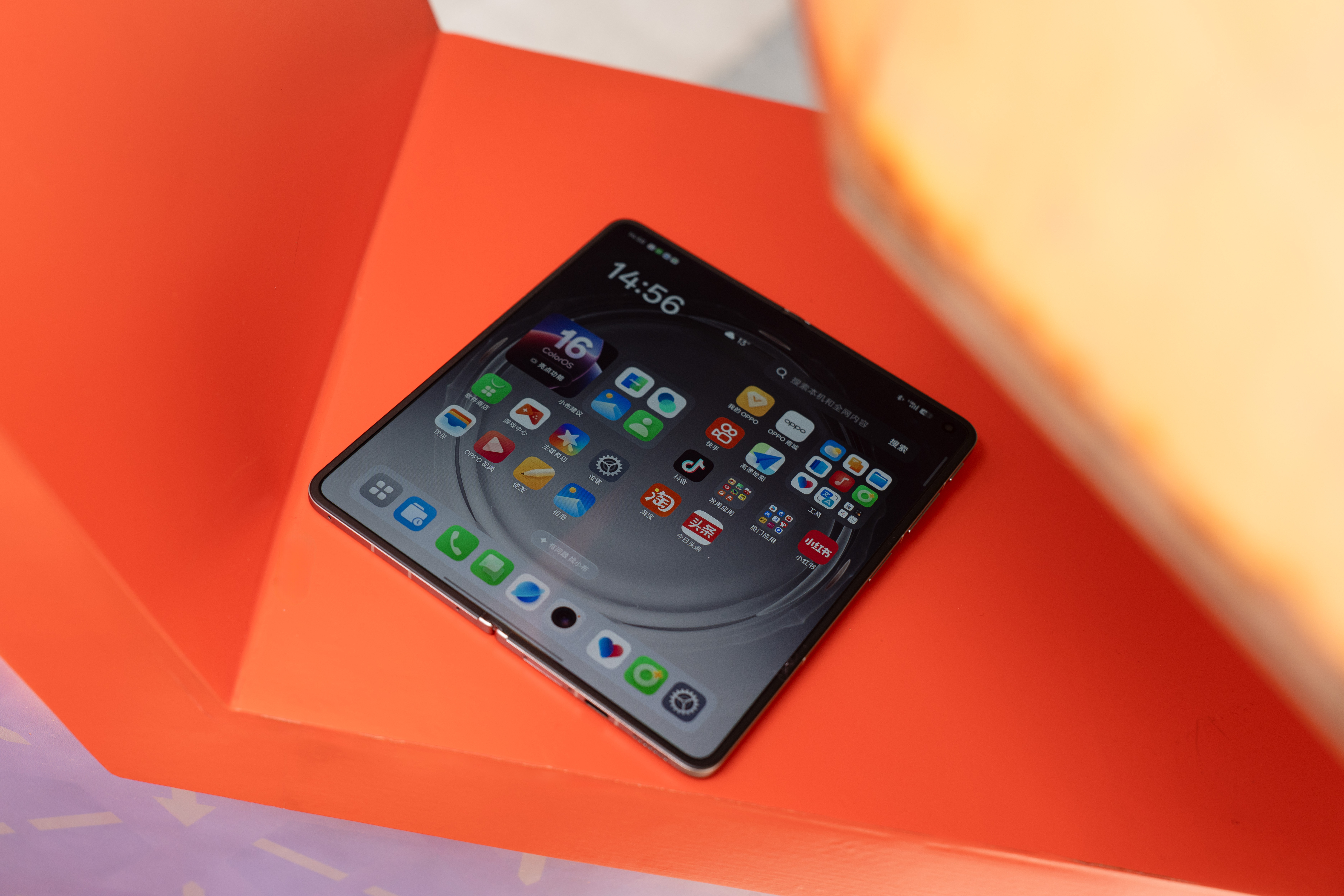 讲真的，OPPOFindN6有点东西，确实没摸过这么浅的折痕，如果不是柔性玻