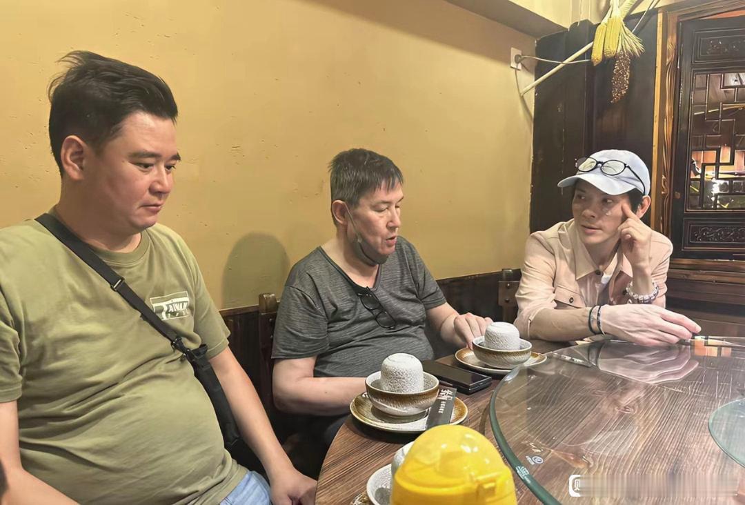 郭碧婷爸爸更新生日动态，并晒出3张合照，大女婿向佐也在其中。