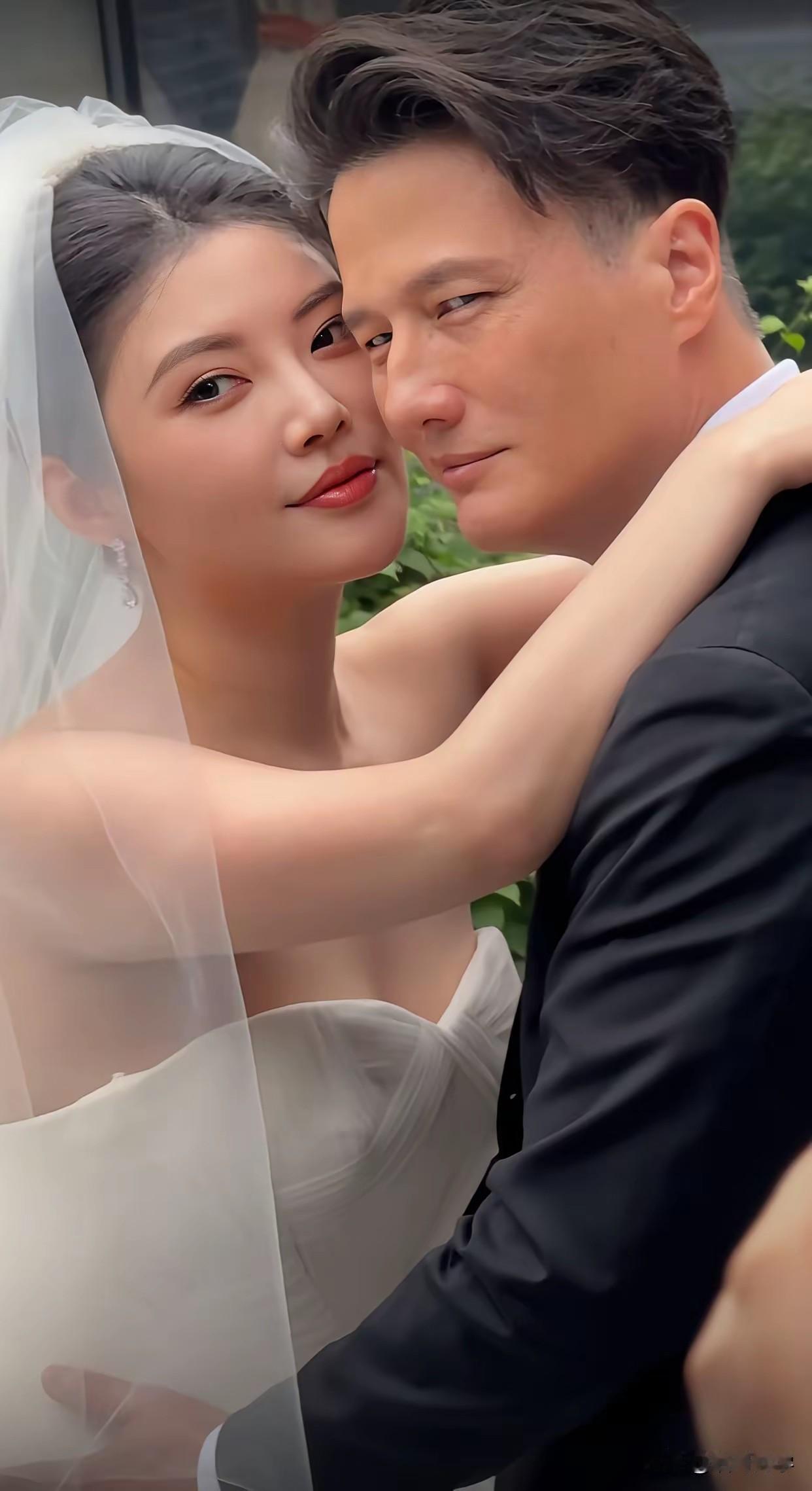 徐冬冬在微博分享了她与尹子维的婚纱照片，他们之前在一起拍拖过，不过后来不知道因为