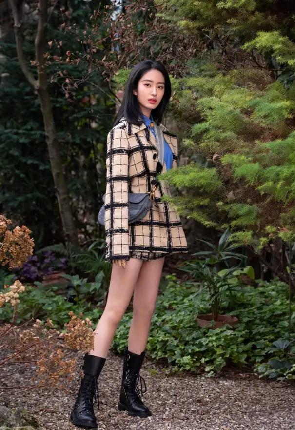 杨采钰的美貌无疑是出众的，她美得独特，且极具辨识度属于“一眼就能记忆，越品越