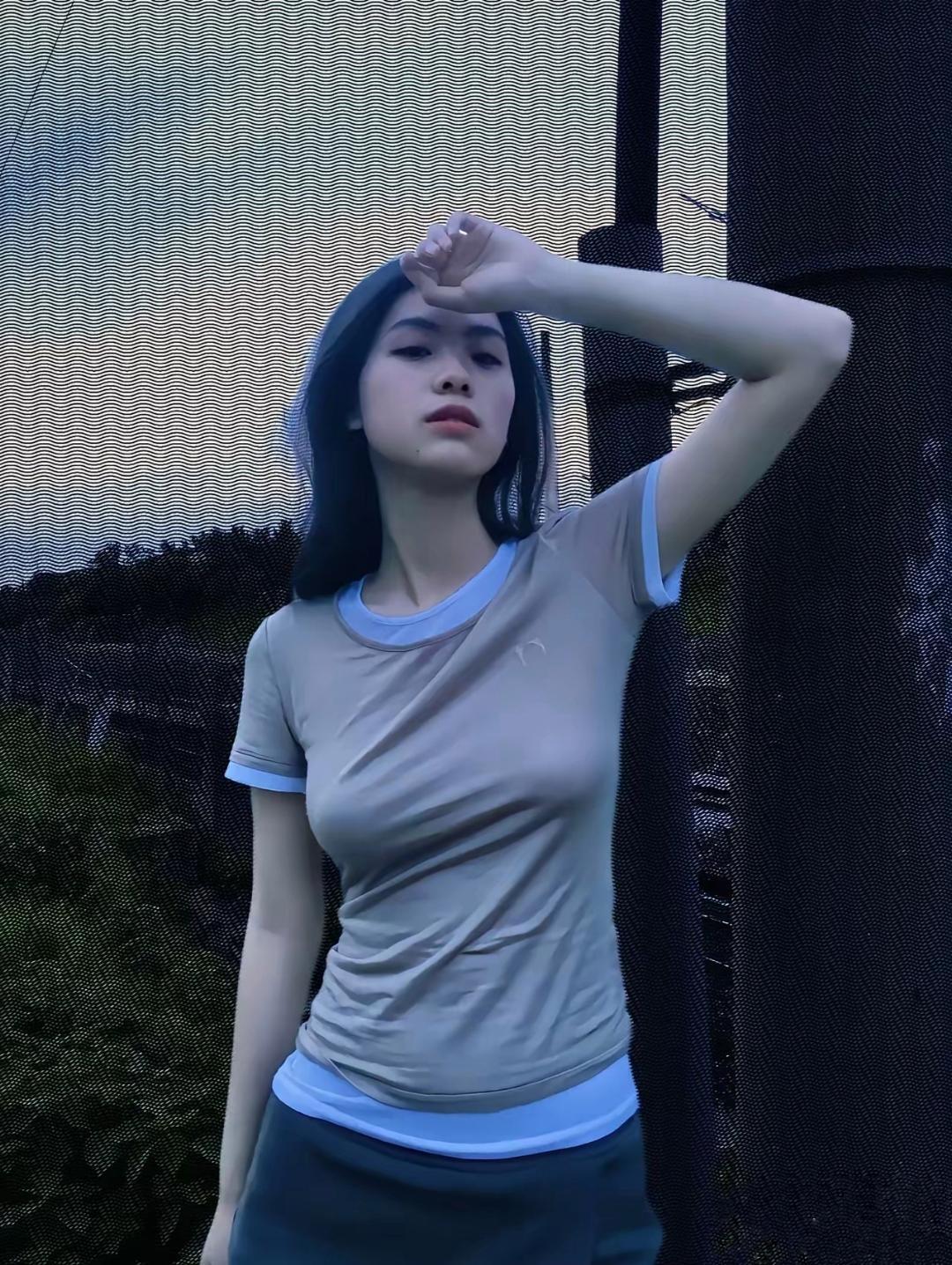 暮野（现代诗）我把影子种进暮野的褶皱里等风来的时候，就结出半弯月亮芦荻举