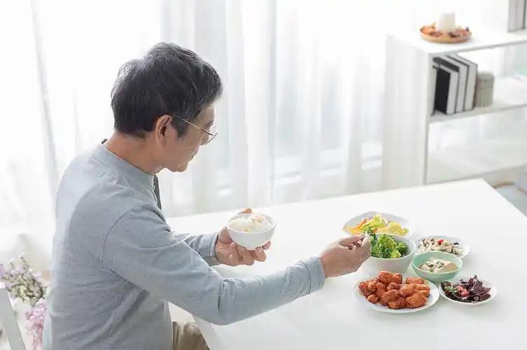 少吃主食多吃蛋白质，真的会早衰早死么？有人一听到“主食”两个字就眉头紧皱，仿佛