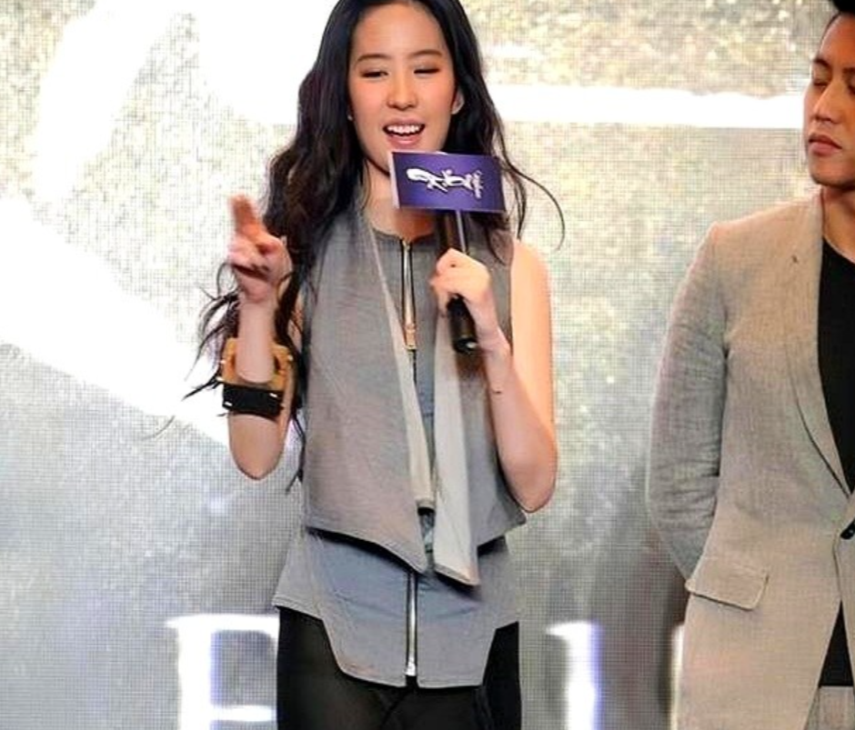 到她身上愣是看不出一丝俗气。刘亦菲最近穿了一件有点透的裙子,换个人穿可能就显