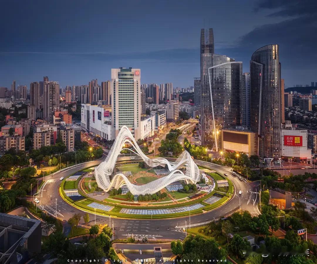 武汉的产业细分也是稳步提升。前三季度第一产业增加值370.81亿元，增长3.