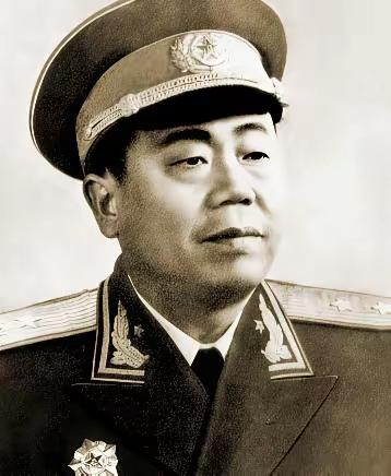 1950年代，有国家干部觉得空军飞行员的伙食标准太高了，要求下降，南京空军司令员